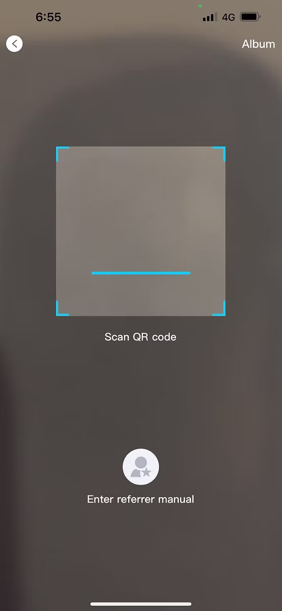 Skrin pengimbas kod QR dengan bingkai pengimbas segi empat sama berlabel “Scan QR code”, pilihan “Album” di penjuru kanan atas dan pilihan “Enter referrer manual” di bawahnya