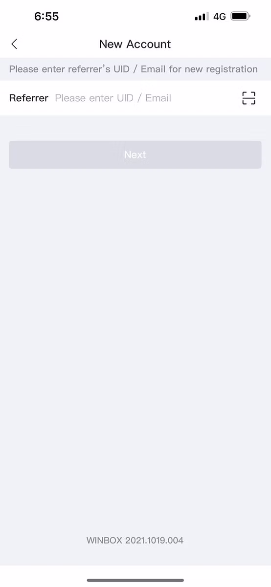 Skrin “New Account” dengan medan “Referrer” yang kosong untuk UID atau e-mel, ikon imbas di hujung kanannya dan butang “Next” berwarna kelabu